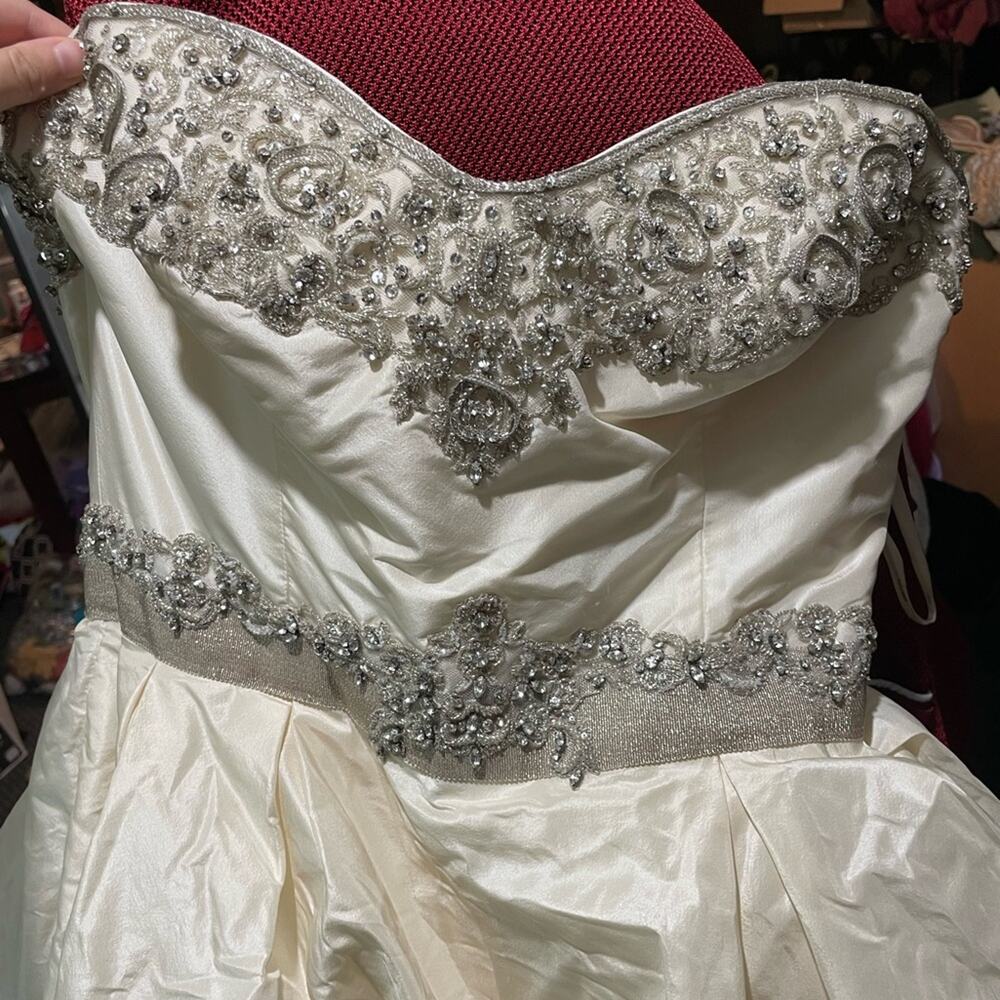 Victor Harper wedding gown 109 - Picture 9 of 13